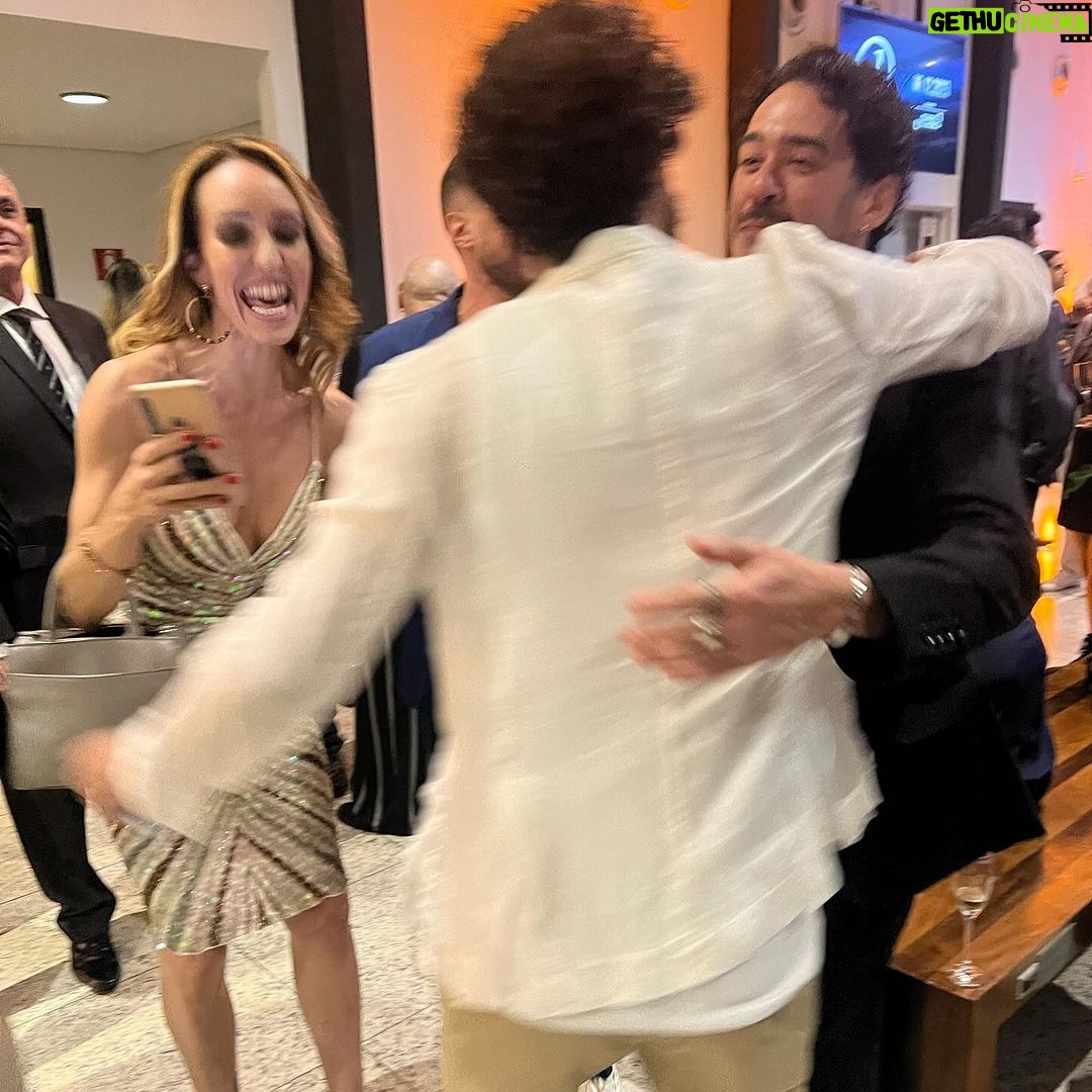 Marcos Veras Instagram - E ontem foi dia de ganhar prêmios! Nosso “ Alguma Coisa Podre” levou 5 destaques no @premiodid . Obrigado aos jurados pelo olhar carinhoso. E ano que vem vai ter @musicalpodre sim. Aguardem! Evoé 🎭❤️ Fotos @andysantanaoficial Look @merinoalfaiataria e @reserva_go