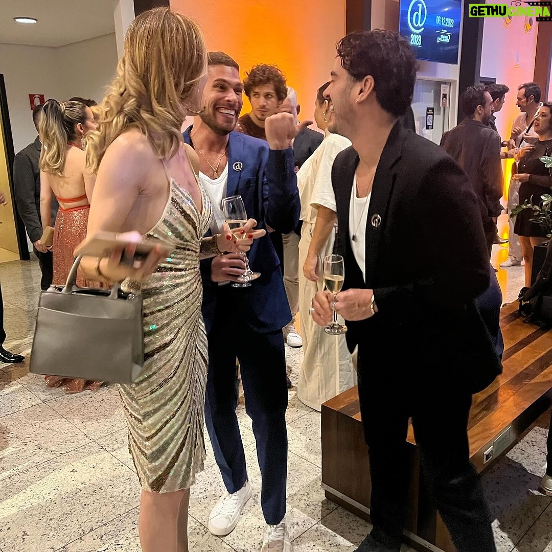 Marcos Veras Instagram - E ontem foi dia de ganhar prêmios! Nosso “ Alguma Coisa Podre” levou 5 destaques no @premiodid . Obrigado aos jurados pelo olhar carinhoso. E ano que vem vai ter @musicalpodre sim. Aguardem! Evoé 🎭❤️ Fotos @andysantanaoficial Look @merinoalfaiataria e @reserva_go