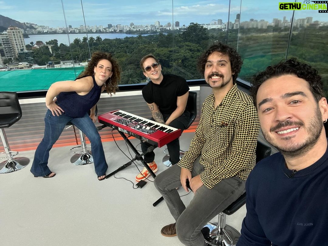 Marcos Veras Instagram - Estamos ao vivo no RJTV pra falar do nosso musical Alguma Coisa Podre! Dia 5 a gente estreia no Teatro CasaGrande em curtíssima temporada. Ingressos á venda! Tem link aqui na Bio @musicalpodre @lailagarin @georgesauma