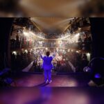 Marcos Veras Instagram - Ainda sobre o dia mundial do teatro No último fim de semana tive a honra de me apresentar com meu solo “ Vocês Foram Maravilhosos” no teatro mais antigo em atividade das Américas. A Casa da Ópera de Ouro Preto em Minas Gerais é uma construção de 1769. Uma energia e importância surreais. E ainda tive o prazer de me apresentar também no dia seguinte na acolhedora Itabira, terra do poeta Carlos Drummond de Andrade. Foram duas lindas sessões com lotação esgotada. Viajar pelo país fazendo teatro é uma experiência enriquecedora. E graças ao @teatroemmovimento isso foi possível. Obrigado @rubimproducoes . Obrigado à todos os mineiros e não mineiros presentes. A gente volta em breve. Viva o Teatro 🎭 Evoé ! 📷 @cesartropia @voces_foram_maravilhosos #diamundialdoteatro