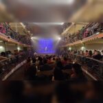 Marcos Veras Instagram - Ainda sobre o dia mundial do teatro No último fim de semana tive a honra de me apresentar com meu solo “ Vocês Foram Maravilhosos” no teatro mais antigo em atividade das Américas. A Casa da Ópera de Ouro Preto em Minas Gerais é uma construção de 1769. Uma energia e importância surreais. E ainda tive o prazer de me apresentar também no dia seguinte na acolhedora Itabira, terra do poeta Carlos Drummond de Andrade. Foram duas lindas sessões com lotação esgotada. Viajar pelo país fazendo teatro é uma experiência enriquecedora. E graças ao @teatroemmovimento isso foi possível. Obrigado @rubimproducoes . Obrigado à todos os mineiros e não mineiros presentes. A gente volta em breve. Viva o Teatro 🎭 Evoé ! 📷 @cesartropia @voces_foram_maravilhosos #diamundialdoteatro