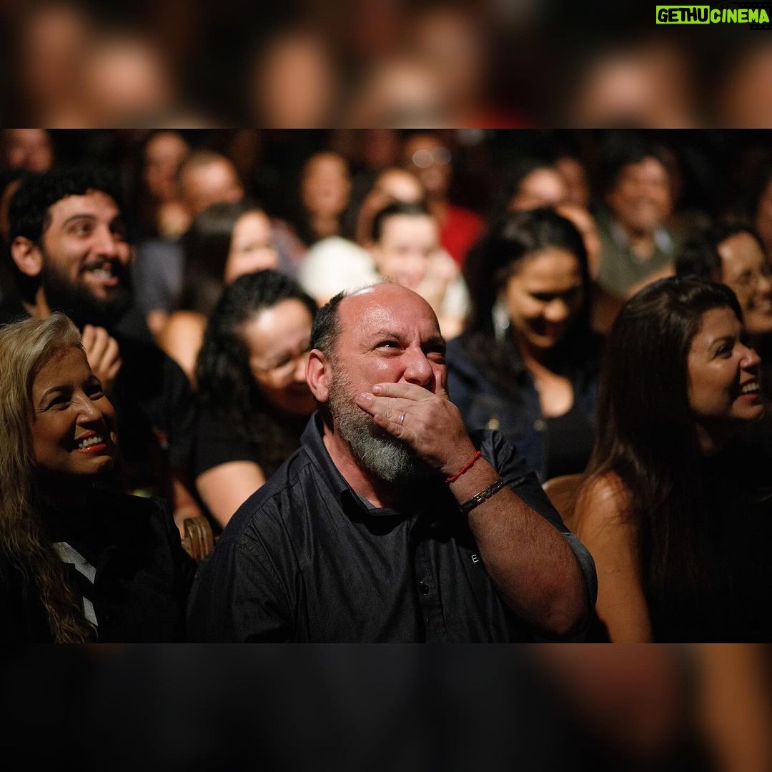 Marcos Veras Instagram - Ainda sobre o dia mundial do teatro No último fim de semana tive a honra de me apresentar com meu solo “ Vocês Foram Maravilhosos” no teatro mais antigo em atividade das Américas. A Casa da Ópera de Ouro Preto em Minas Gerais é uma construção de 1769. Uma energia e importância surreais. E ainda tive o prazer de me apresentar também no dia seguinte na acolhedora Itabira, terra do poeta Carlos Drummond de Andrade. Foram duas lindas sessões com lotação esgotada. Viajar pelo país fazendo teatro é uma experiência enriquecedora. E graças ao @teatroemmovimento isso foi possível. Obrigado @rubimproducoes . Obrigado à todos os mineiros e não mineiros presentes. A gente volta em breve. Viva o Teatro 🎭 Evoé ! 📷 @cesartropia @voces_foram_maravilhosos #diamundialdoteatro