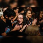Marcos Veras Instagram - Ainda sobre o dia mundial do teatro No último fim de semana tive a honra de me apresentar com meu solo “ Vocês Foram Maravilhosos” no teatro mais antigo em atividade das Américas. A Casa da Ópera de Ouro Preto em Minas Gerais é uma construção de 1769. Uma energia e importância surreais. E ainda tive o prazer de me apresentar também no dia seguinte na acolhedora Itabira, terra do poeta Carlos Drummond de Andrade. Foram duas lindas sessões com lotação esgotada. Viajar pelo país fazendo teatro é uma experiência enriquecedora. E graças ao @teatroemmovimento isso foi possível. Obrigado @rubimproducoes . Obrigado à todos os mineiros e não mineiros presentes. A gente volta em breve. Viva o Teatro 🎭 Evoé ! 📷 @cesartropia @voces_foram_maravilhosos #diamundialdoteatro