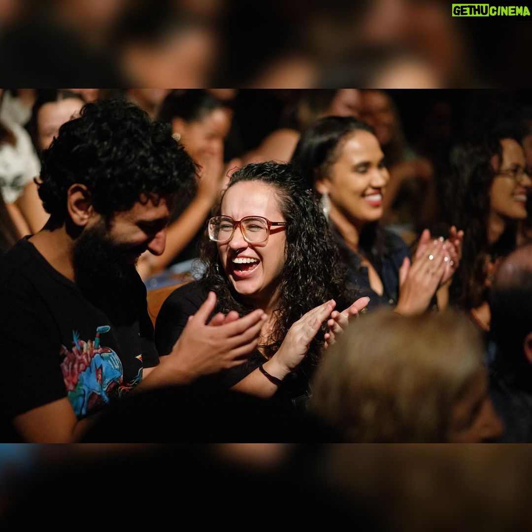 Marcos Veras Instagram - Ainda sobre o dia mundial do teatro No último fim de semana tive a honra de me apresentar com meu solo “ Vocês Foram Maravilhosos” no teatro mais antigo em atividade das Américas. A Casa da Ópera de Ouro Preto em Minas Gerais é uma construção de 1769. Uma energia e importância surreais. E ainda tive o prazer de me apresentar também no dia seguinte na acolhedora Itabira, terra do poeta Carlos Drummond de Andrade. Foram duas lindas sessões com lotação esgotada. Viajar pelo país fazendo teatro é uma experiência enriquecedora. E graças ao @teatroemmovimento isso foi possível. Obrigado @rubimproducoes . Obrigado à todos os mineiros e não mineiros presentes. A gente volta em breve. Viva o Teatro 🎭 Evoé ! 📷 @cesartropia @voces_foram_maravilhosos #diamundialdoteatro