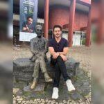 Marcos Veras Instagram - Ainda sobre o dia mundial do teatro No último fim de semana tive a honra de me apresentar com meu solo “ Vocês Foram Maravilhosos” no teatro mais antigo em atividade das Américas. A Casa da Ópera de Ouro Preto em Minas Gerais é uma construção de 1769. Uma energia e importância surreais. E ainda tive o prazer de me apresentar também no dia seguinte na acolhedora Itabira, terra do poeta Carlos Drummond de Andrade. Foram duas lindas sessões com lotação esgotada. Viajar pelo país fazendo teatro é uma experiência enriquecedora. E graças ao @teatroemmovimento isso foi possível. Obrigado @rubimproducoes . Obrigado à todos os mineiros e não mineiros presentes. A gente volta em breve. Viva o Teatro 🎭 Evoé ! 📷 @cesartropia @voces_foram_maravilhosos #diamundialdoteatro