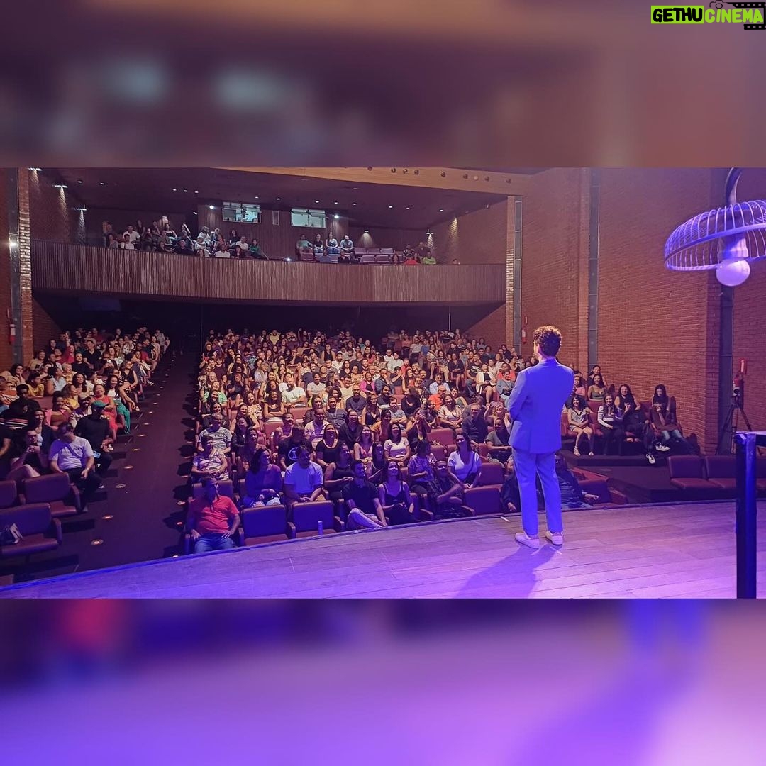 Marcos Veras Instagram - Ainda sobre o dia mundial do teatro No último fim de semana tive a honra de me apresentar com meu solo “ Vocês Foram Maravilhosos” no teatro mais antigo em atividade das Américas. A Casa da Ópera de Ouro Preto em Minas Gerais é uma construção de 1769. Uma energia e importância surreais. E ainda tive o prazer de me apresentar também no dia seguinte na acolhedora Itabira, terra do poeta Carlos Drummond de Andrade. Foram duas lindas sessões com lotação esgotada. Viajar pelo país fazendo teatro é uma experiência enriquecedora. E graças ao @teatroemmovimento isso foi possível. Obrigado @rubimproducoes . Obrigado à todos os mineiros e não mineiros presentes. A gente volta em breve. Viva o Teatro 🎭 Evoé ! 📷 @cesartropia @voces_foram_maravilhosos #diamundialdoteatro