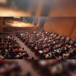 Marcos Veras Instagram - Ainda sobre o dia mundial do teatro No último fim de semana tive a honra de me apresentar com meu solo “ Vocês Foram Maravilhosos” no teatro mais antigo em atividade das Américas. A Casa da Ópera de Ouro Preto em Minas Gerais é uma construção de 1769. Uma energia e importância surreais. E ainda tive o prazer de me apresentar também no dia seguinte na acolhedora Itabira, terra do poeta Carlos Drummond de Andrade. Foram duas lindas sessões com lotação esgotada. Viajar pelo país fazendo teatro é uma experiência enriquecedora. E graças ao @teatroemmovimento isso foi possível. Obrigado @rubimproducoes . Obrigado à todos os mineiros e não mineiros presentes. A gente volta em breve. Viva o Teatro 🎭 Evoé ! 📷 @cesartropia @voces_foram_maravilhosos #diamundialdoteatro
