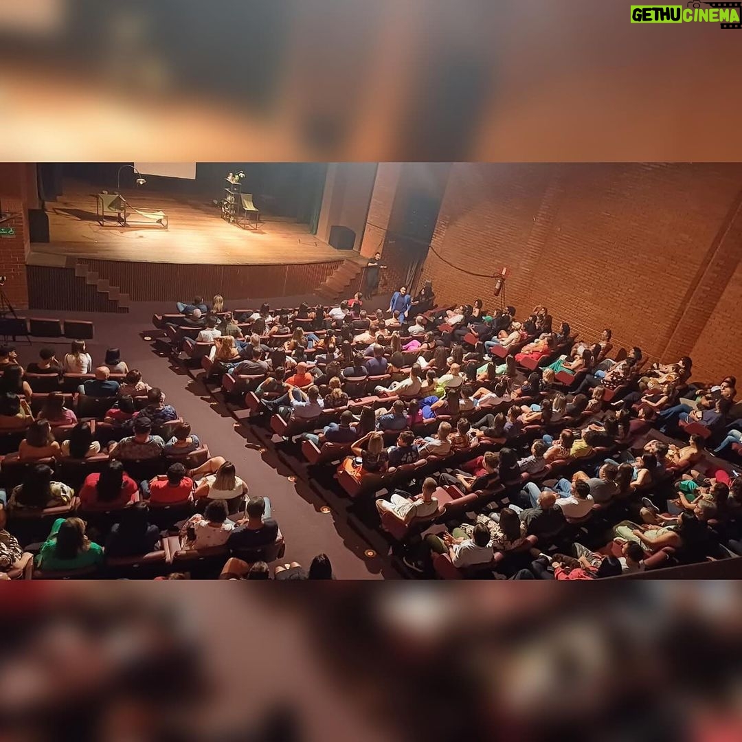 Marcos Veras Instagram - Ainda sobre o dia mundial do teatro No último fim de semana tive a honra de me apresentar com meu solo “ Vocês Foram Maravilhosos” no teatro mais antigo em atividade das Américas. A Casa da Ópera de Ouro Preto em Minas Gerais é uma construção de 1769. Uma energia e importância surreais. E ainda tive o prazer de me apresentar também no dia seguinte na acolhedora Itabira, terra do poeta Carlos Drummond de Andrade. Foram duas lindas sessões com lotação esgotada. Viajar pelo país fazendo teatro é uma experiência enriquecedora. E graças ao @teatroemmovimento isso foi possível. Obrigado @rubimproducoes . Obrigado à todos os mineiros e não mineiros presentes. A gente volta em breve. Viva o Teatro 🎭 Evoé ! 📷 @cesartropia @voces_foram_maravilhosos #diamundialdoteatro