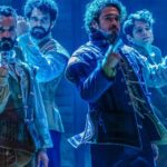 Marcos Veras Instagram - Dia Mundial do Teatro 🎭 E aproveito pra avisar que o musical mais premiado de 2023 terá curtíssima temporada em terras cariocas. Somente de 5 de abril a 5 de maio. Tem que ver! É Shakespeare! Do nosso jeito mas é pô ! Você vai dar boas risadas. Garanto! Ingressos á venda! Tem link aqui na Bio. Evoé ! Viva o Teatro hoje e sempre @musicalpodre #shakesapeare #musical #diamundialdoteatro 📷 @caiogallucci