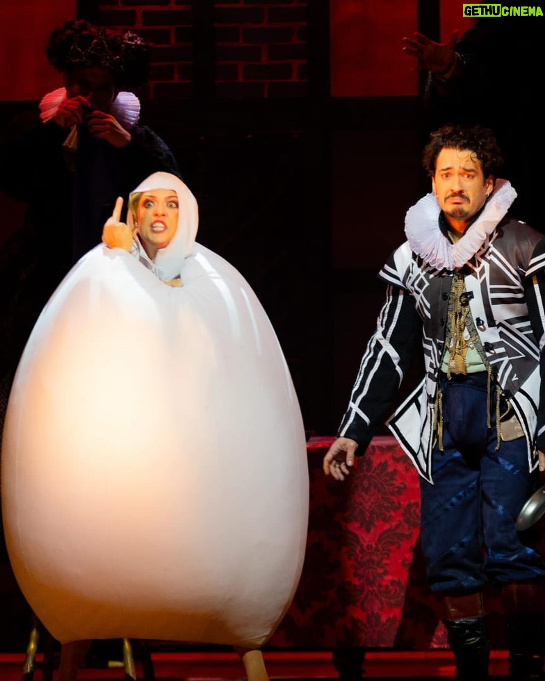 Marcos Veras Instagram - Dia Mundial do Teatro 🎭 E aproveito pra avisar que o musical mais premiado de 2023 terá curtíssima temporada em terras cariocas. Somente de 5 de abril a 5 de maio. Tem que ver! É Shakespeare! Do nosso jeito mas é pô ! Você vai dar boas risadas. Garanto! Ingressos á venda! Tem link aqui na Bio. Evoé ! Viva o Teatro hoje e sempre @musicalpodre #shakesapeare #musical #diamundialdoteatro 📷 @caiogallucci