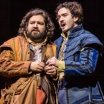 Marcos Veras Instagram - Dia Mundial do Teatro 🎭 E aproveito pra avisar que o musical mais premiado de 2023 terá curtíssima temporada em terras cariocas. Somente de 5 de abril a 5 de maio. Tem que ver! É Shakespeare! Do nosso jeito mas é pô ! Você vai dar boas risadas. Garanto! Ingressos á venda! Tem link aqui na Bio. Evoé ! Viva o Teatro hoje e sempre @musicalpodre #shakesapeare #musical #diamundialdoteatro 📷 @caiogallucci
