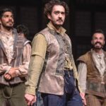 Marcos Veras Instagram - Dia Mundial do Teatro 🎭 E aproveito pra avisar que o musical mais premiado de 2023 terá curtíssima temporada em terras cariocas. Somente de 5 de abril a 5 de maio. Tem que ver! É Shakespeare! Do nosso jeito mas é pô ! Você vai dar boas risadas. Garanto! Ingressos á venda! Tem link aqui na Bio. Evoé ! Viva o Teatro hoje e sempre @musicalpodre #shakesapeare #musical #diamundialdoteatro 📷 @caiogallucci
