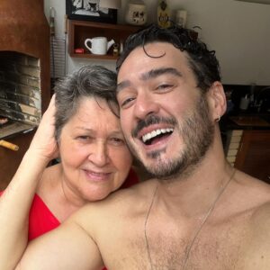 Marcos Veras Instagram - Hoje é dia dela! 

Minha mãe, potente, doce, forte, generosa. Uma super mulher! Viva Dona Terezinha ❤️