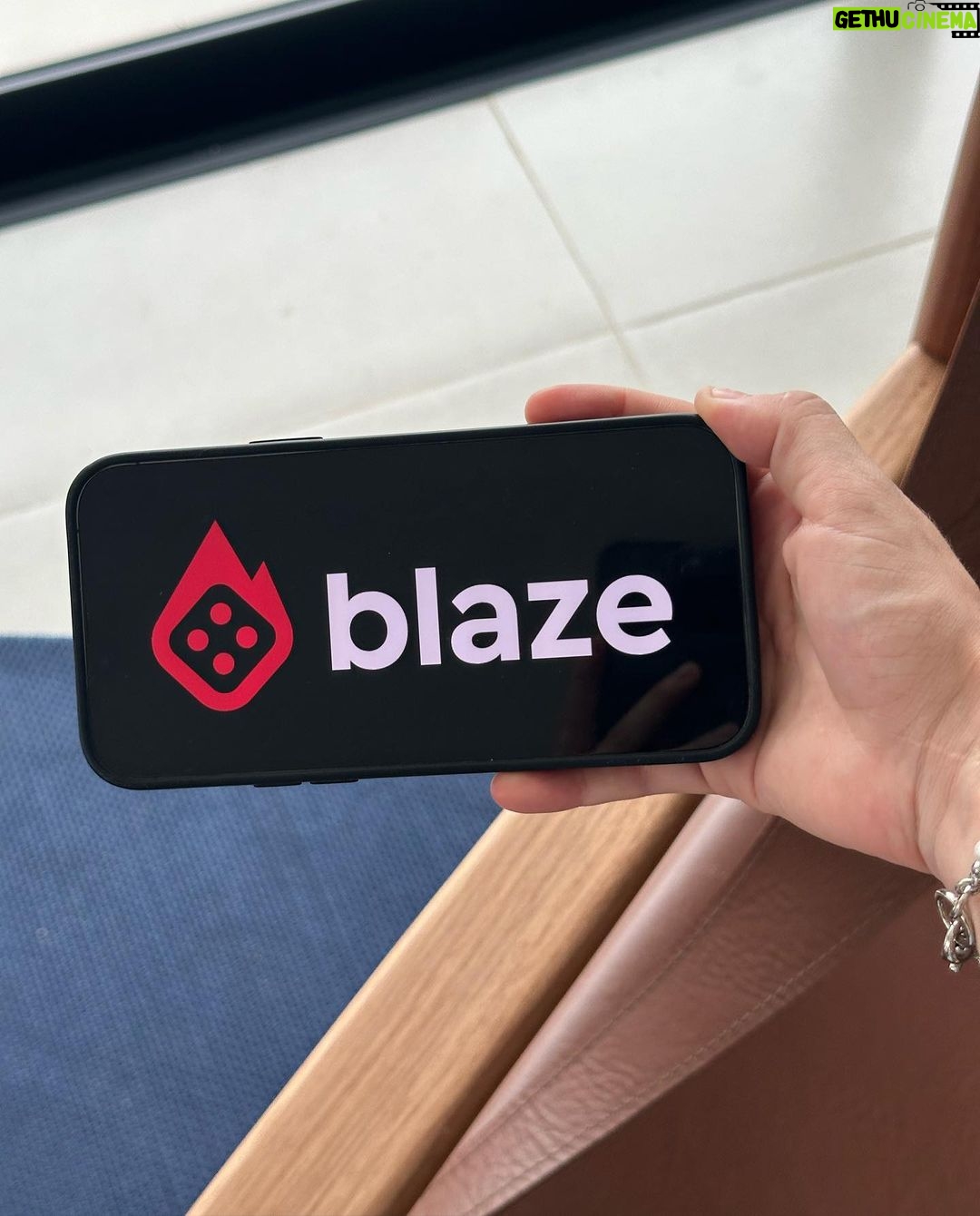 Maria Venture Instagram - sejam conscientes e responsáveis na hora de jogar! blaze é uma plataforma permitida apenas para maiores de 18 anos :) @blazejogue #publi