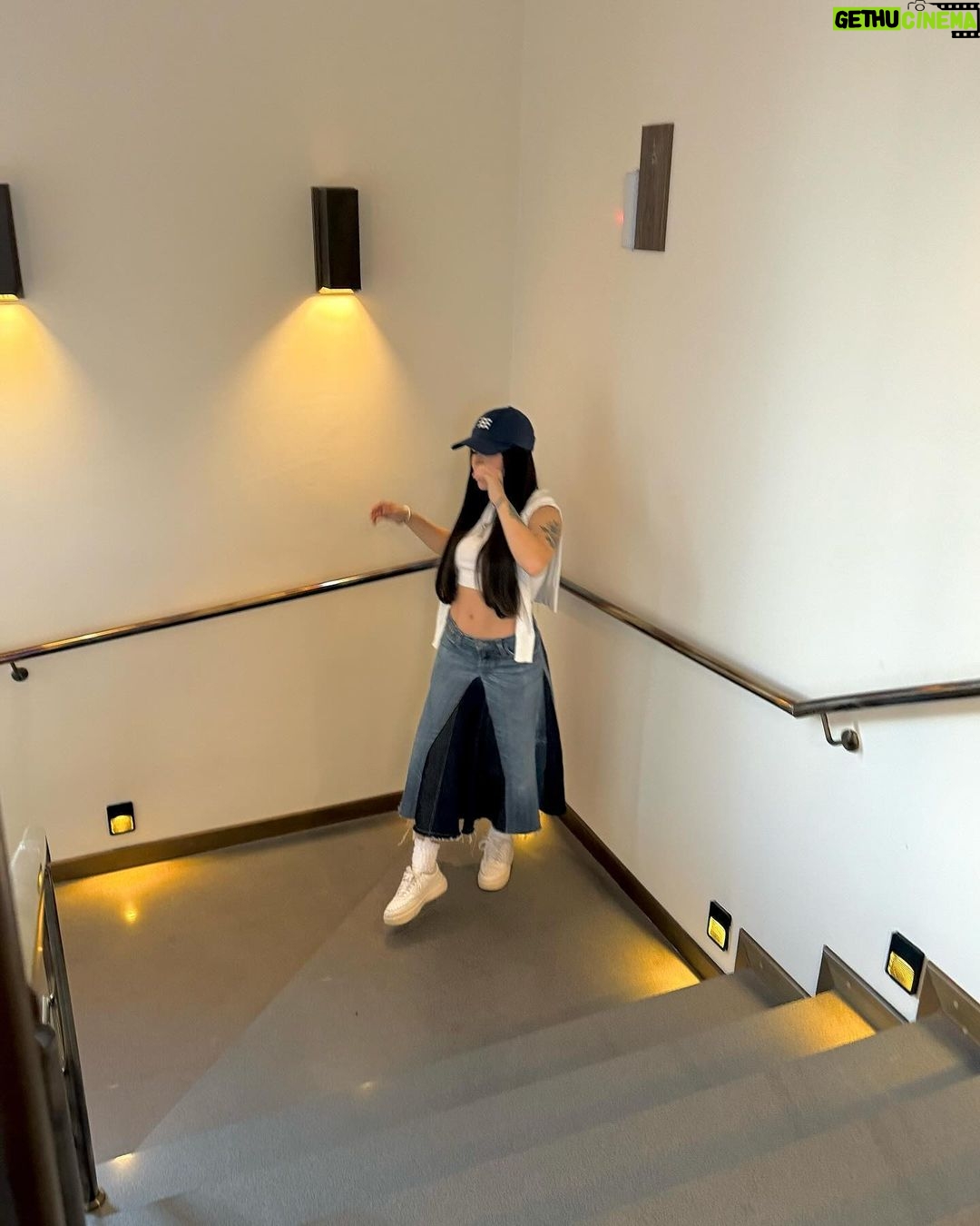 Maria Venture Instagram - uma vibe mais irmã zuzu de boné