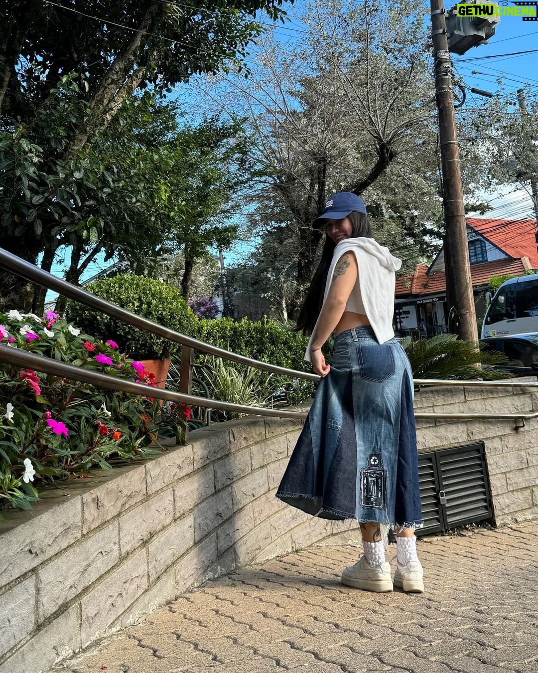 Maria Venture Instagram - uma vibe mais irmã zuzu de boné