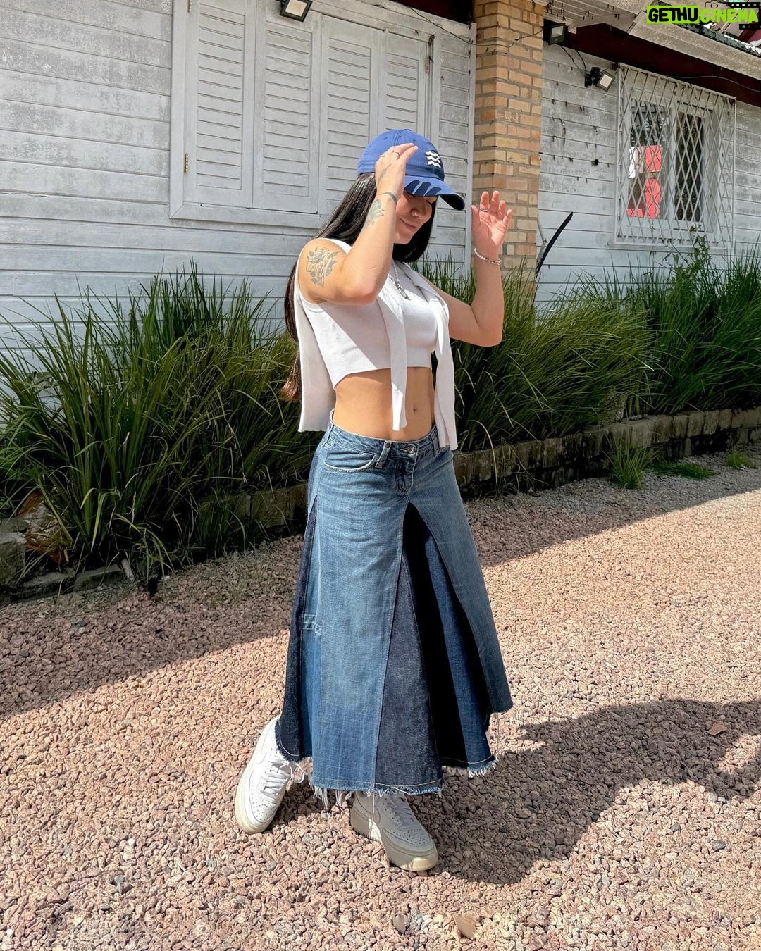 Maria Venture Instagram - uma vibe mais irmã zuzu de boné