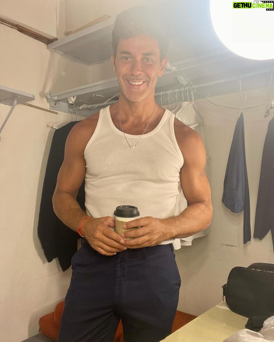 Mariano Martínez Instagram - Como todos los sábados desde hace 15 meses,por salir a la primera de dos funciones de los sábados. Con café en mano siempre. @tomdickyharryok @multiteatro 🎭☕️😁