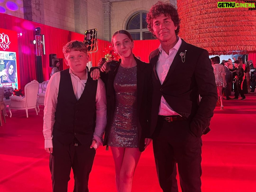 Mariano Martínez Instagram - Los amo hijos con todo mi ser. Hermoso ir juntos hoy a los 30 años de @revistacaras que dicho sea estuvo increíble y la pasamos genial . Merecido festejo pra tremenda revista. Por muchos años más. Mi outfit es de @janosatelier 🎩💯
