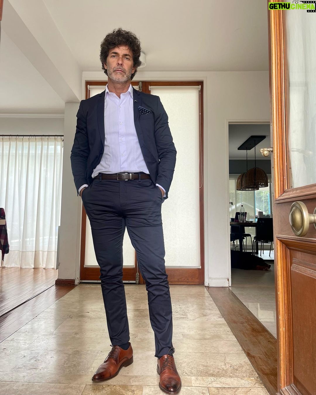 Mariano Martínez Instagram - Listo con mi outfit de @janosatelier @luciano_guerson para ir a la @lamesazarg de @juanavialeoficial .
