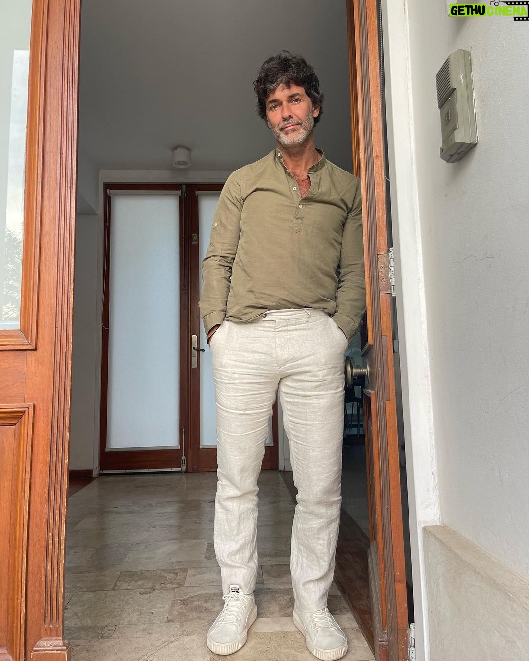 Mariano Martínez Instagram - El lino es un clásico que se viene con todo y me encanta ❤️🔥