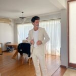 Mariano Martínez Instagram – El que se ríe de sí mismo nunca se queda sin cosas de las que reírse.
🤍