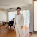 Mariano Martínez Instagram – El que se ríe de sí mismo nunca se queda sin cosas de las que reírse.
🤍