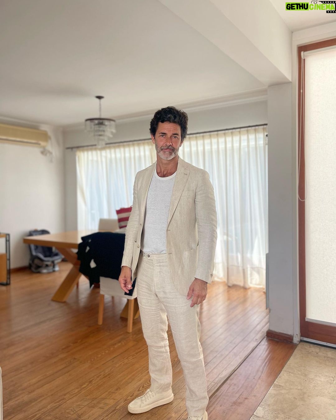 Mariano Martínez Instagram - El que se ríe de sí mismo nunca se queda sin cosas de las que reírse. 🤍