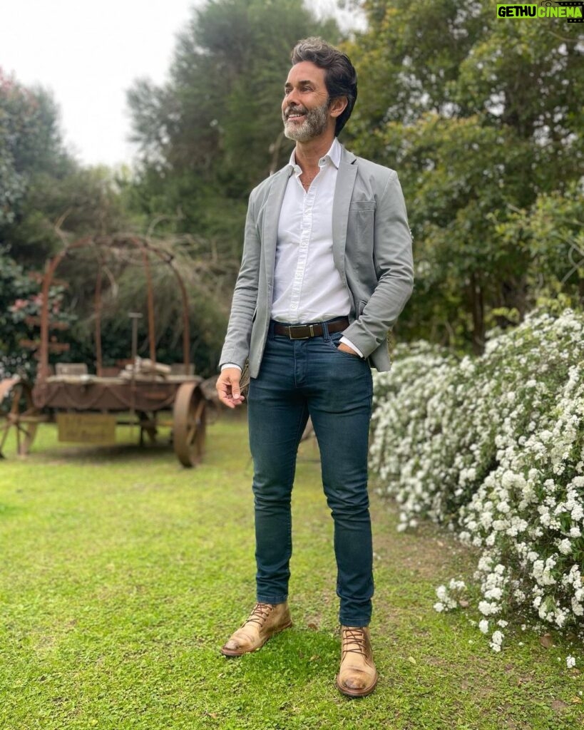 Mariano Martínez Instagram - "Primero dite a ti mismo quién quieres ser; luego haz lo que tengas que hacer" Epicteto