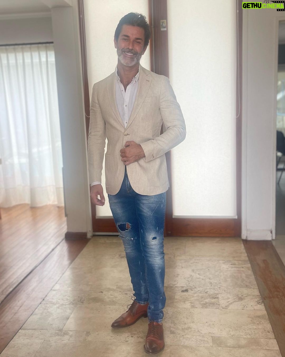 Mariano Martínez Instagram - "A donde quiera que vayas ve con todo tu corazón.”🤍