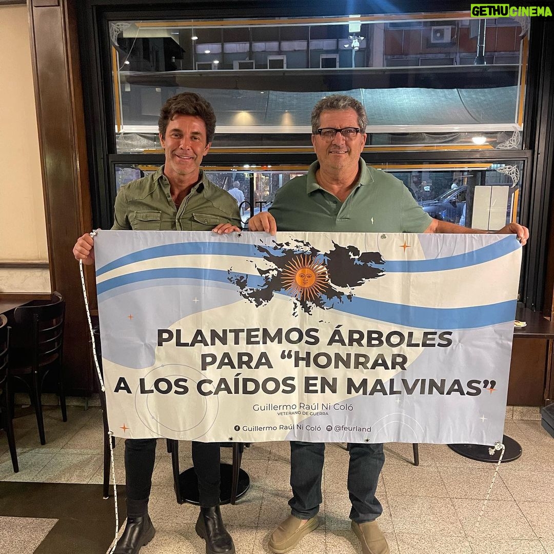 Mariano Martínez Instagram - "De los pibes de Malvinas que jamas olvidare” Que lindo verte @feurland te quiero muchísimo 💙🇦🇷🙌🏼