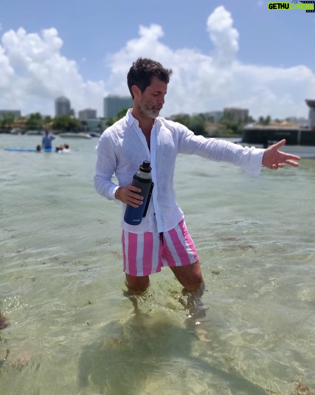 Mariano Martínez Instagram - "Si te caigo mal y no me conoces,prometo esforzarme para no defraudarte.”