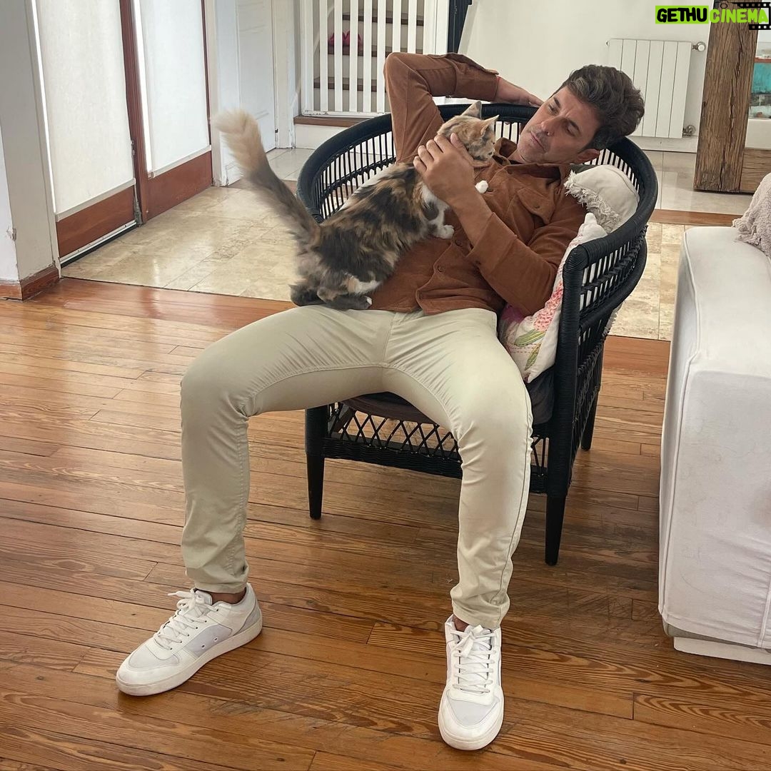 Mariano Martínez Instagram - Arrancando el otoño a puro mimo con pitufina. 😻
