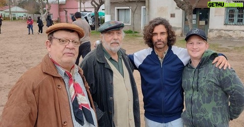 Mariano Martínez Instagram - Feliz día del actor 🎭 . Acá haciendo lo que mas me apasiona. #humobajoelagua 🙏🏻❤️⚡️