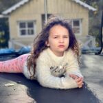 Mariano Martínez Instagram - Mi amor feliz de verte crecer y usar la imaginación para crear juegos,historias,cuentos sin fin. Amor infinito a tu inocencia,frescura,amor eterno por el simple y preciado juego con la imaginación. Acá estaré firme para ser lo que vos desees sin tiempo ni espacio. En vísperas de tu cumpleaños número 4 se me desprenden unos lagrimones de felicidad de poder jugar ,compartir con vos. Te amo.Gracias dios. 🙏🏻❤️🥰 Pd : su cumpleaños es el 25 de junio. Gracias 🙏🏻🥰