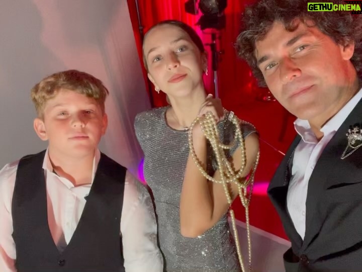 Mariano Martínez Instagram - Los amo hijos con todo mi ser. Hermoso ir juntos hoy a los 30 años de @revistacaras que dicho sea estuvo increíble y la pasamos genial . Merecido festejo pra tremenda revista. Por muchos años más. Mi outfit es de @janosatelier 🎩💯