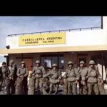 Mariano Martínez Instagram - Carlos Tomas Oliver en primera persona a 38 años de la Malvinas: "La primer foto es el 2 de abril , a las 9 de la mañana . Compañía ingenieros 9 de la tercera sección. La segunda foto en bahía Fox el 3 de el 4 de abril donde armamos campo minados , para que no puedan desembarcar las tropas enemigas. Es muy difícil sobrellevar semejante peso,de toda la historia . La indiferencia es el mayor dolor para un veterano . Yo canalizando todo ese dolor con deporte,trabajo y la ayuda de mi familia.” Yo a @carlostomasoliver lo conocí él año pasado en Plata unión. El y su familia viven ahí ,la tercera y ultima foto estamos los dos , ya para ese momento amigos. Charlamos de todo y entre todo lo que hablamos también lo hicimos sobre las Malvinas. Se me pone la piel de gallina pensando todo lo que me contó. Creo como dijo tomas,lo peor es la indiferencia,ellos dieron la vida por el país y por nosotros. Jamás nos tenemos que olvidar de esto. 🇦🇷 ❤️⚡️