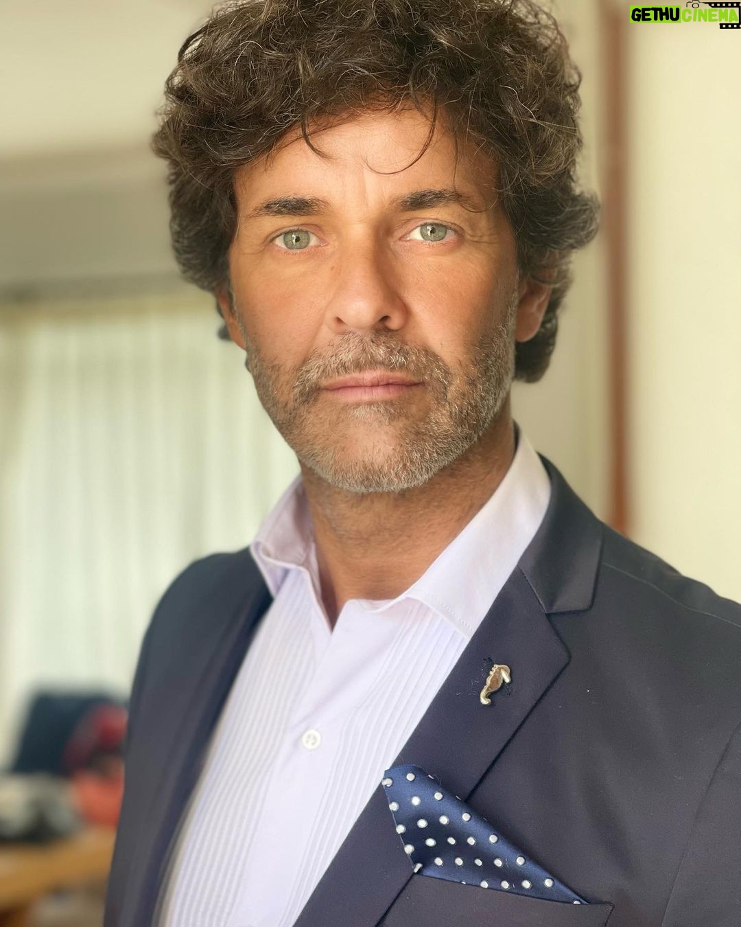 Mariano Martínez Instagram - Listo con mi outfit de @janosatelier @luciano_guerson para ir a la @lamesazarg de @juanavialeoficial .