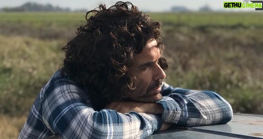 Mariano Martínez Instagram - Feliz día del actor 🎭 . Acá haciendo lo que mas me apasiona. #humobajoelagua 🙏🏻❤️⚡️