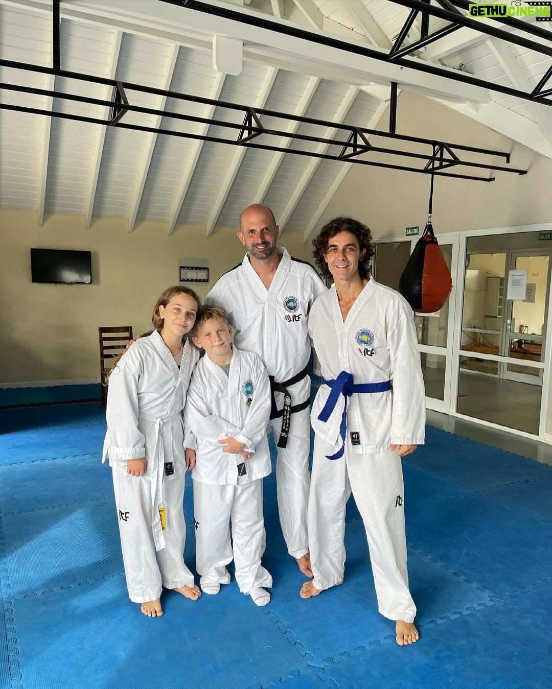 Mariano Martínez Instagram - Hoy rendimos cinturón en Taekwondo y cada uno aprobó el suyo ( Olivia con doble mención,paso doble cinturón ) estamos felices porque esto además de equilibrarnos a cada uno nos une como familia. Gracias @juancruztkd por ser el sabonim que sos groso ! 🙏🏻⚡️❤️😁💪🏻🎉🌈