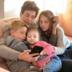 Mariano Martínez Instagram - Llegar a casa después de haber realizado gran parte de este sueño que es la película @yotraidor y contarle a mi familia la hermosa experiencia que tuvimos con el gran equipo que formamos. Acá mostrándole imágenes y vídeos de la peli. Gracias !!! Namaste 🙏🏻 ⚡️❤️😊 . . .