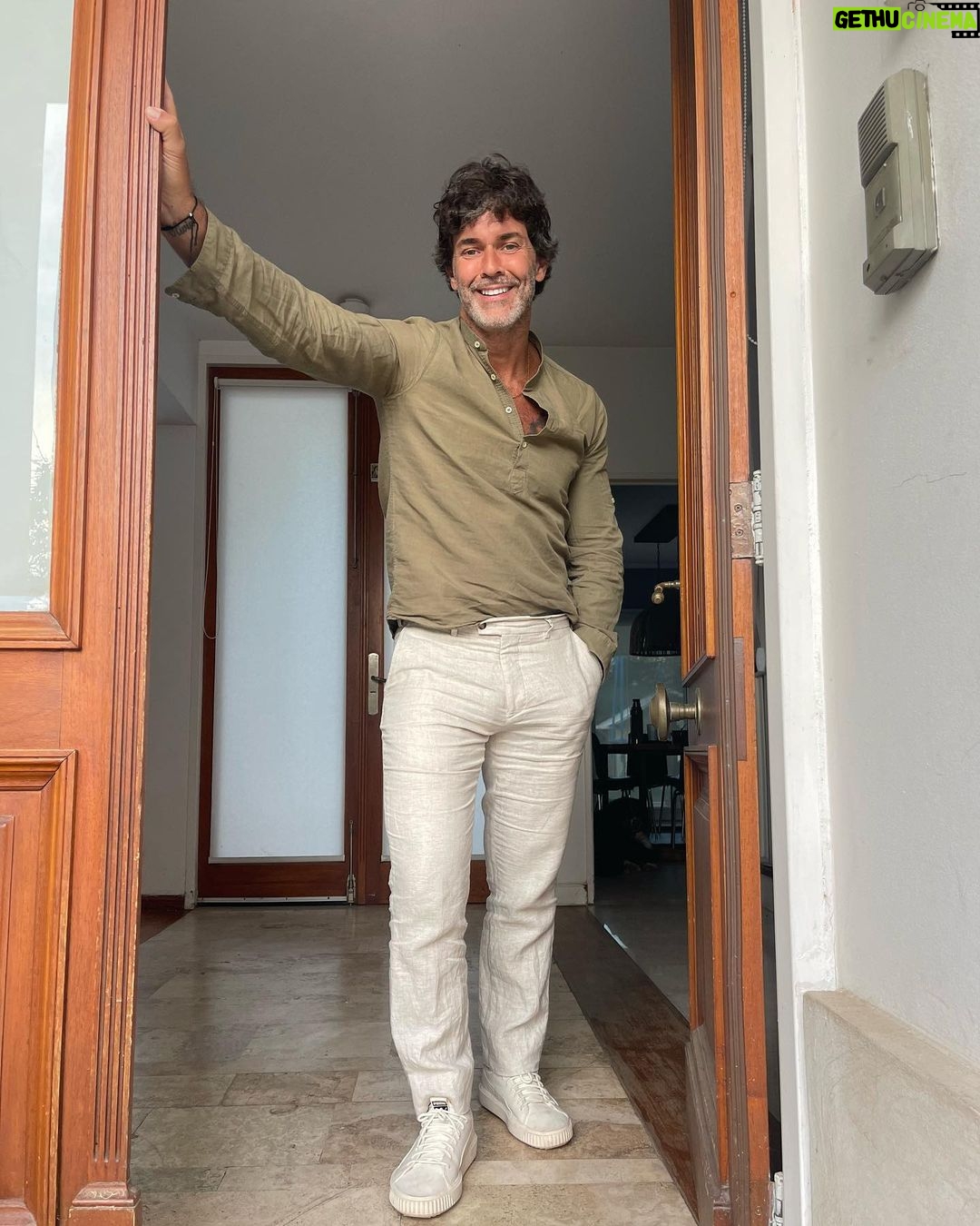 Mariano Martínez Instagram - El lino es un clásico que se viene con todo y me encanta ❤️🔥