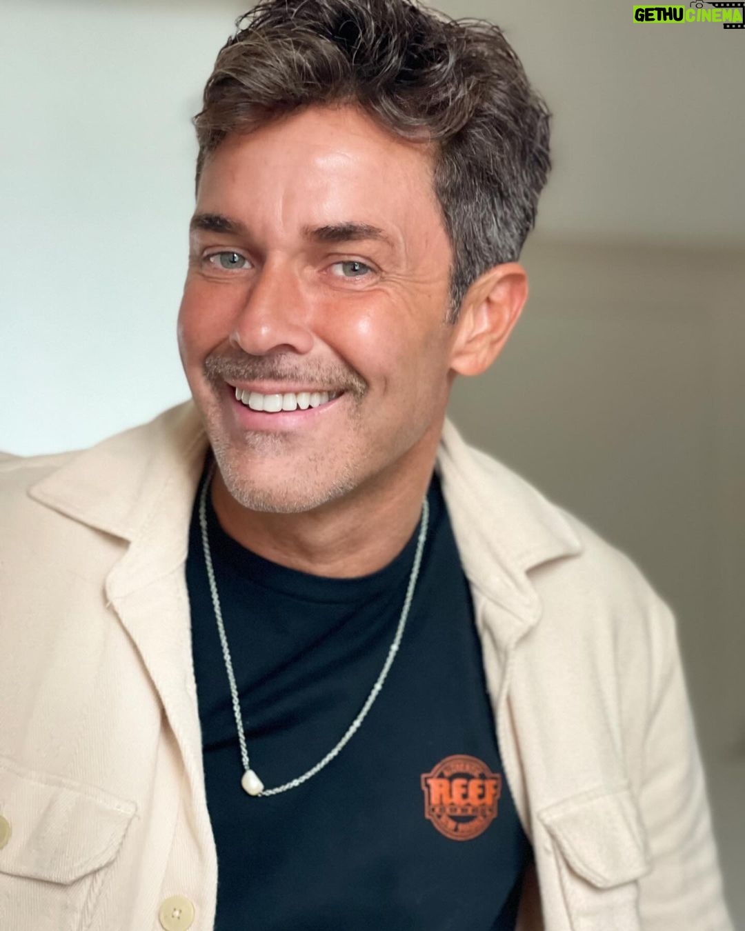 Mariano Martínez Instagram - "Siempre es hoy.” Por eso hay que disfrutar cada momento,pase lo que pase mantenerse avanzando. Con tropiezos, cachetazos, caídas ,pero siempre avanzando,disfrutando agradecidos de estar vivos. Así me parece que es la vida. Buen finde para todos ! 💪🏻❤️🔥😁