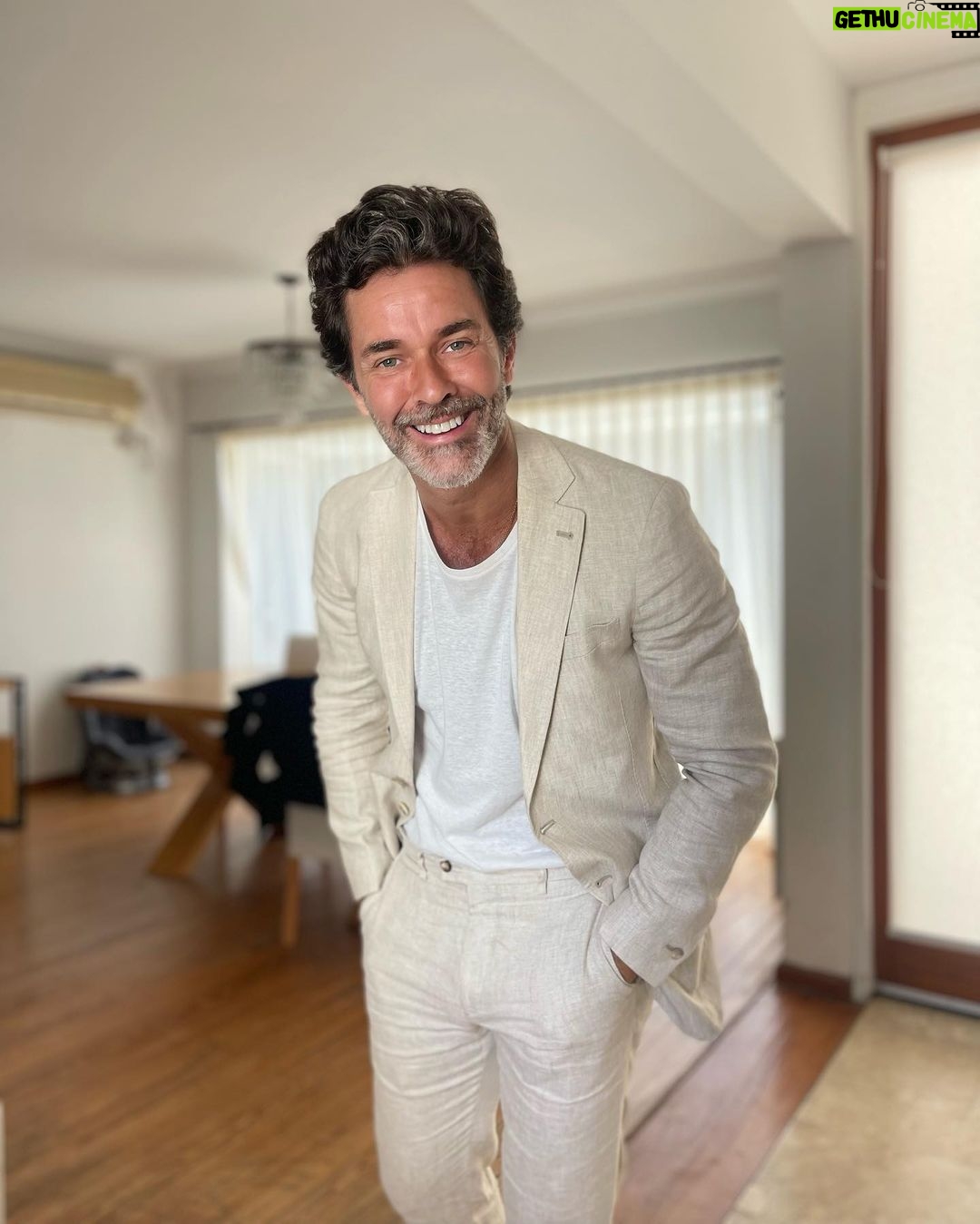 Mariano Martínez Instagram - El que se ríe de sí mismo nunca se queda sin cosas de las que reírse. 🤍