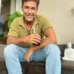 Mariano Martínez Instagram - Disfrutando un lindo momento con unos mates de por medio. 🧉❤️