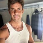 Mariano Martínez Instagram - Como todos los sábados desde hace 15 meses,por salir a la primera de dos funciones de los sábados. Con café en mano siempre. @tomdickyharryok @multiteatro 🎭☕️😁