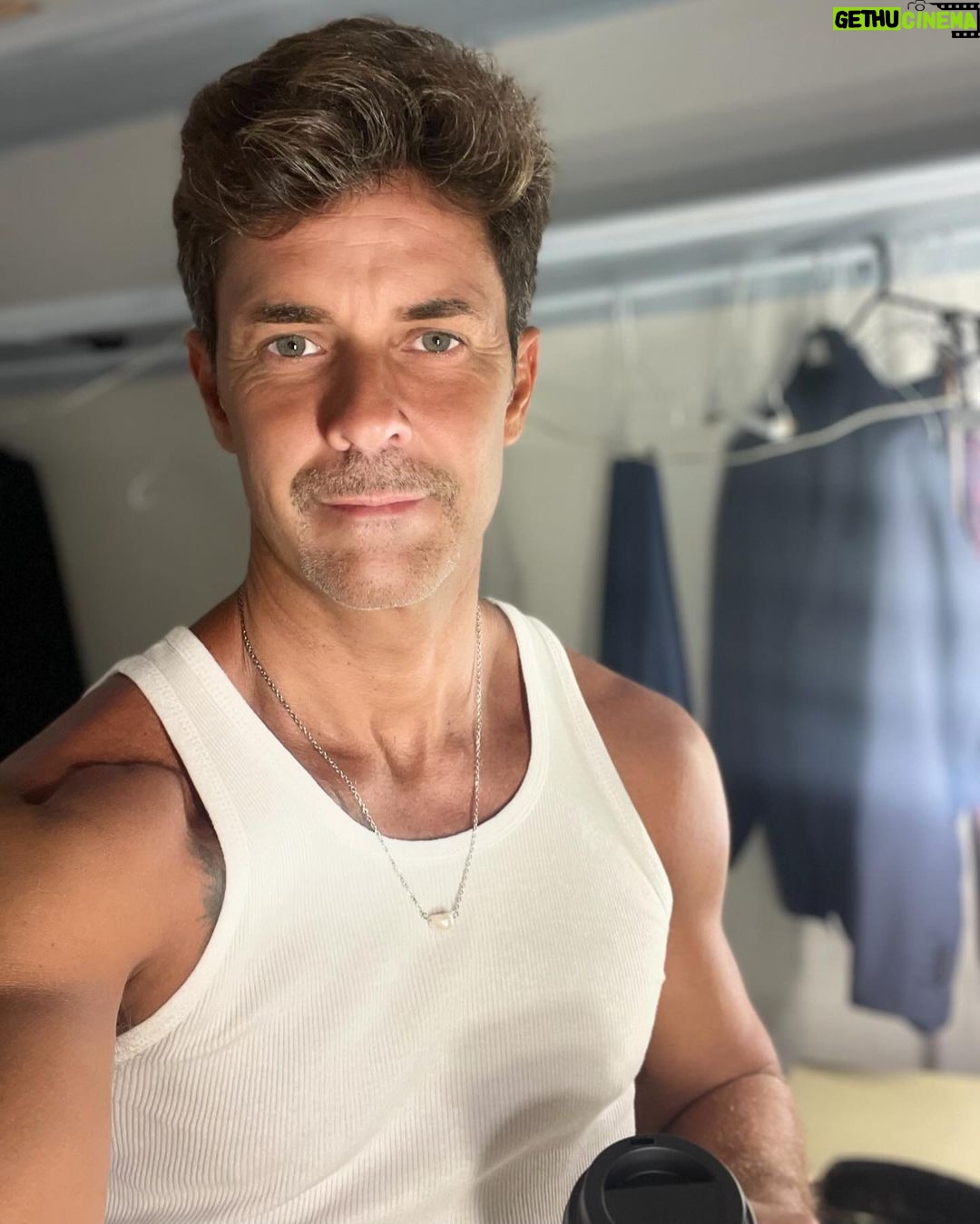 Mariano Martínez Instagram - Como todos los sábados desde hace 15 meses,por salir a la primera de dos funciones de los sábados. Con café en mano siempre. @tomdickyharryok @multiteatro 🎭☕️😁