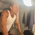 Mariano Martínez Instagram - Como todos los sábados desde hace 15 meses,por salir a la primera de dos funciones de los sábados. Con café en mano siempre. @tomdickyharryok @multiteatro 🎭☕️😁
