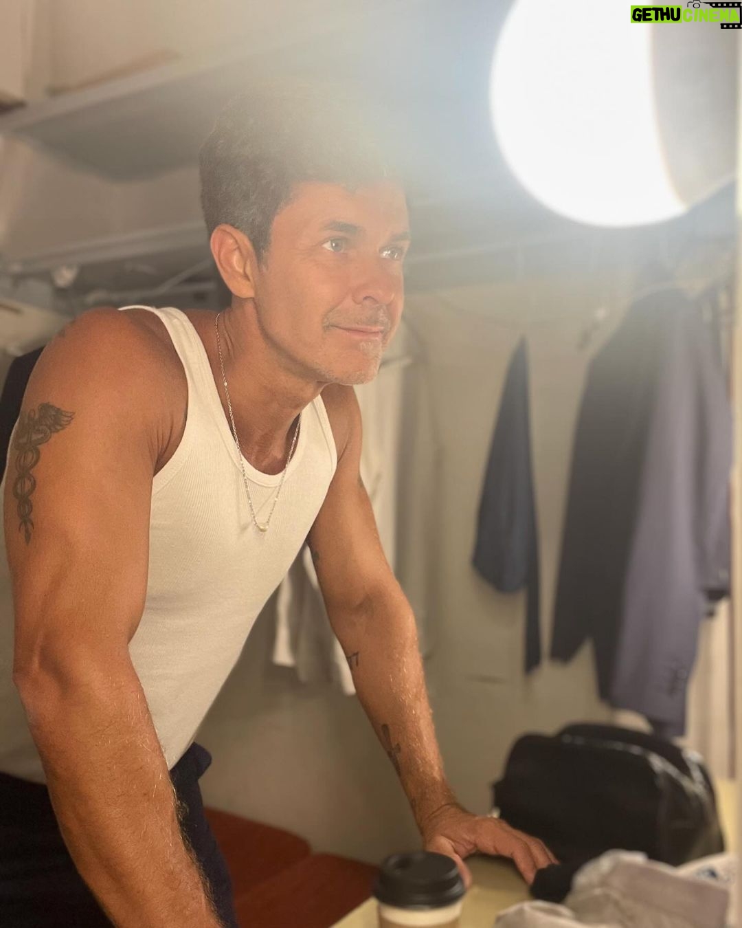 Mariano Martínez Instagram - Como todos los sábados desde hace 15 meses,por salir a la primera de dos funciones de los sábados. Con café en mano siempre. @tomdickyharryok @multiteatro 🎭☕️😁