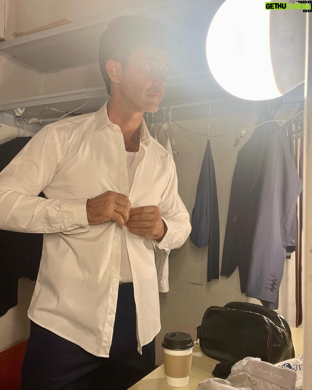 Mariano Martínez Instagram - Como todos los sábados desde hace 15 meses,por salir a la primera de dos funciones de los sábados. Con café en mano siempre. @tomdickyharryok @multiteatro 🎭☕️😁